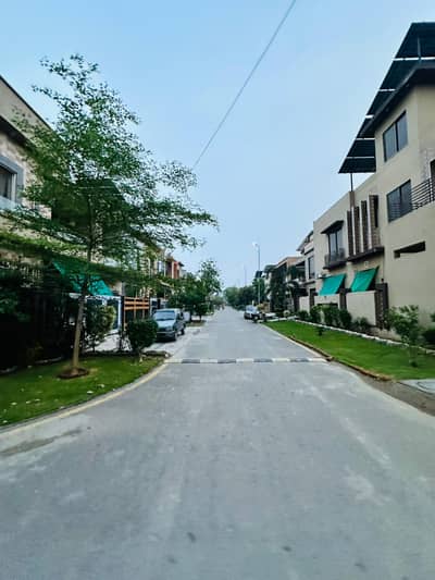 HOT LOCATION FULLY DEVELOPED AREA CRYSTAL BLOCK