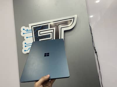 Microsoft Surface Laptop 2 Core i7 Gen 8th 8GB Ram 256GB SSD Touch