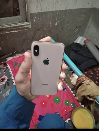 iPhone XS factory unlock  64gb Battery health 82 10/10