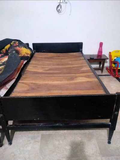 purani mazboot lakri k bed