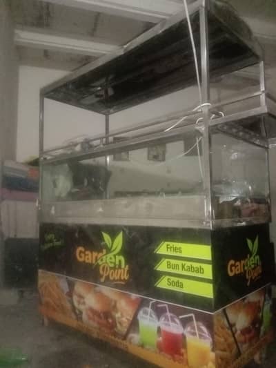 burger and fries counter