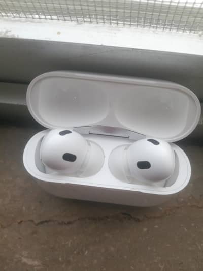 apple earphones available in excellent condition