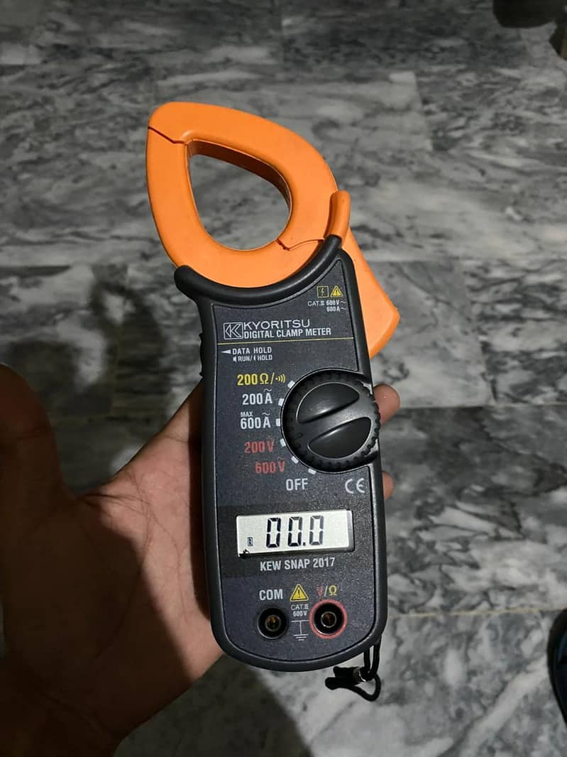 Digital Clamp Meter 1