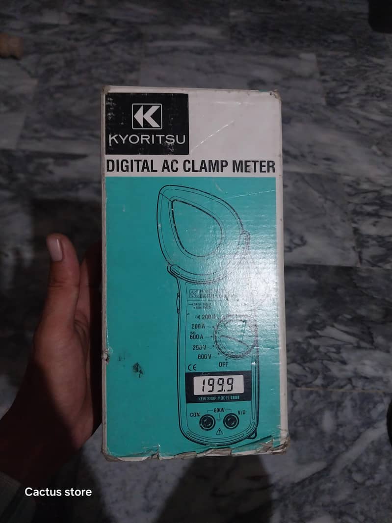 Digital Clamp Meter 8