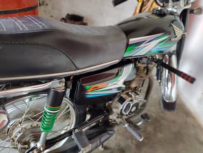 Honda 125 black color