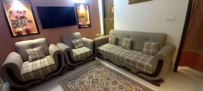Well Maintained 5 Seater Sofa Set 9/10 condition.