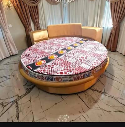 Round Bed with Mattress – Excellent Condition