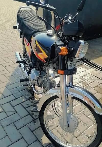 CD 70 model 2026 black urgently for sale.