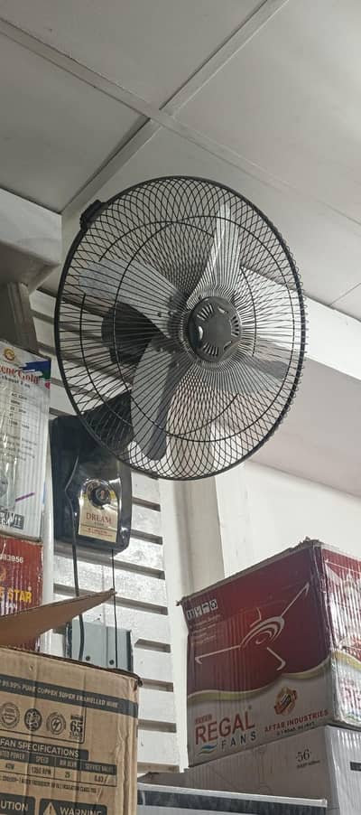 Bracket fan 18"