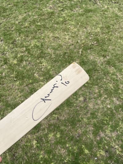 Signed bat (shahid afridi)