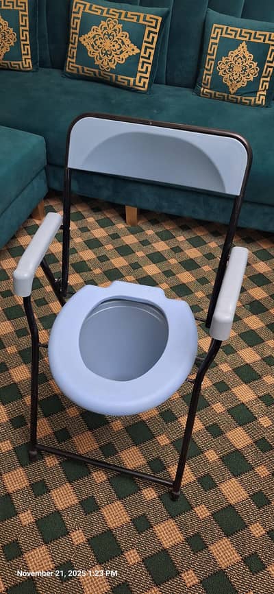 Portable commode chair