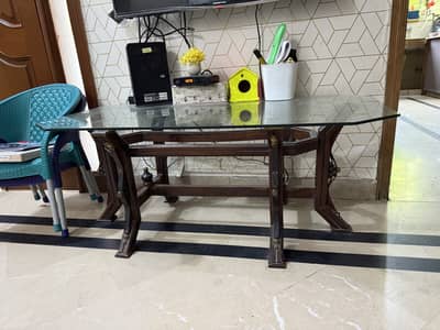 Glass coffee table in very good condition