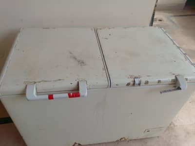 deep freezer for sale in good quality inner sheed is little bit torned