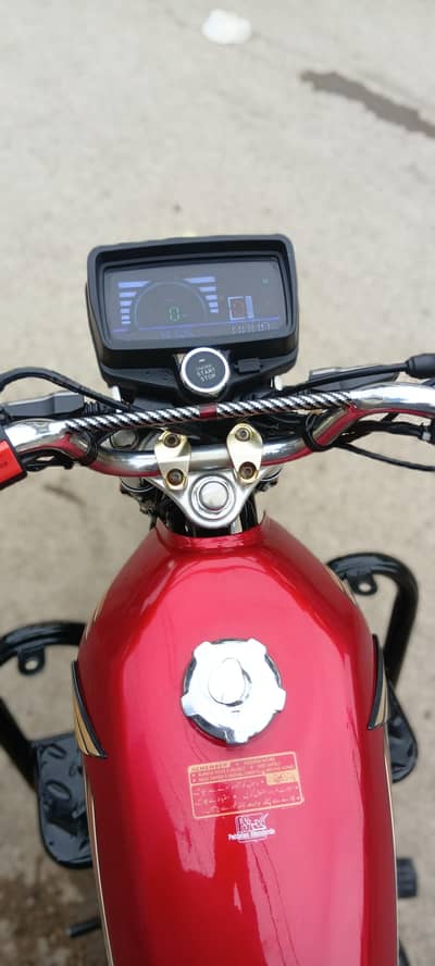 HONDA 125 GOLD EDITION BLACK 2024 (RED 2025 TANK TAPPAY INSTALLED)