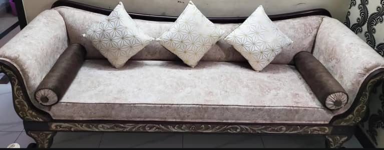 7 seater sofas set with table in brand new condition