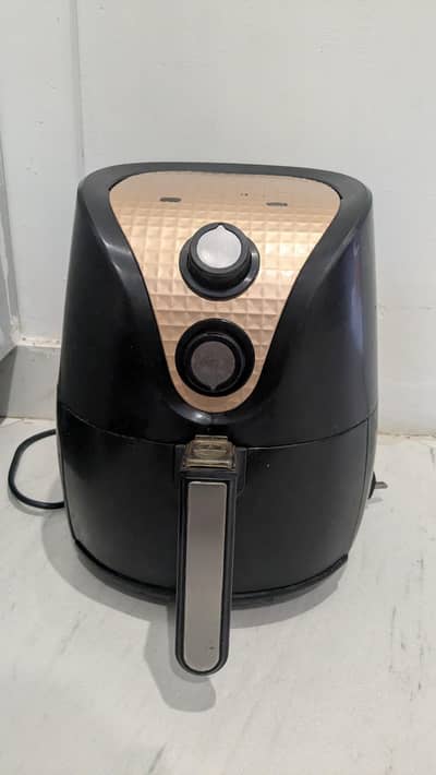 ​Saachi Air Fryer – Black & Gold (Model NL-AF-4771)