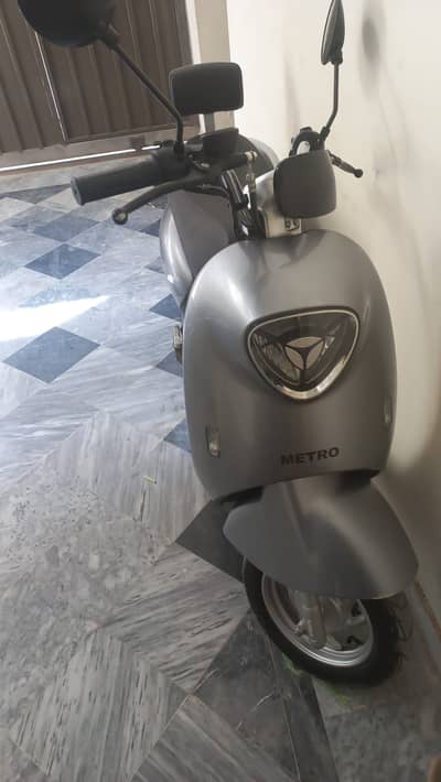 Metro M6 Electric Scooty
