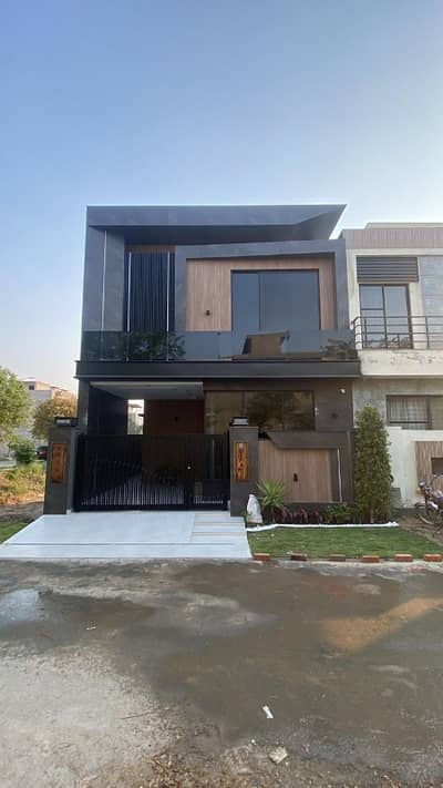 DHA 9 TOWN 5 Marla Modern House 3 Beds Near Park And Maket