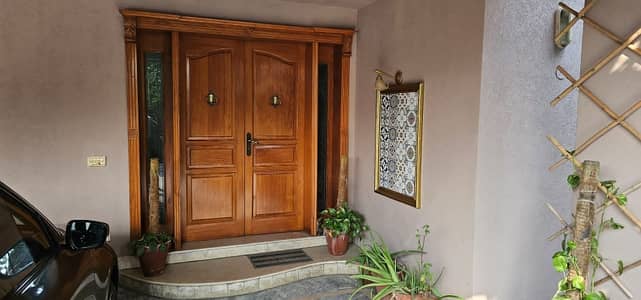 upper lock lower portion 2beds driwing dining Tvl Long kitchen sarwant qutter 1car parking