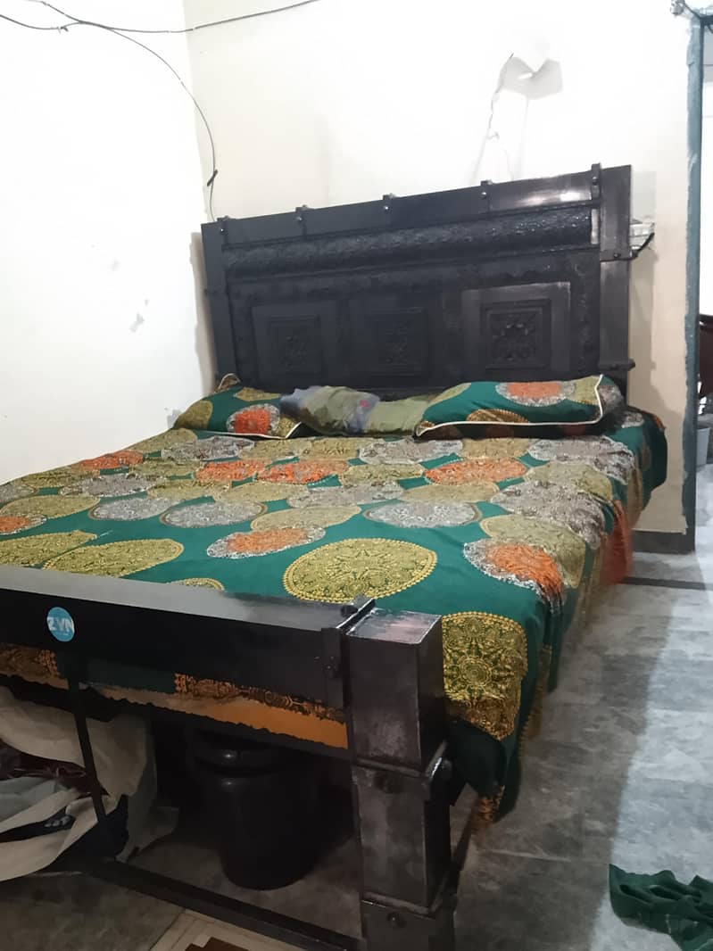 Large Metallic Bed 0