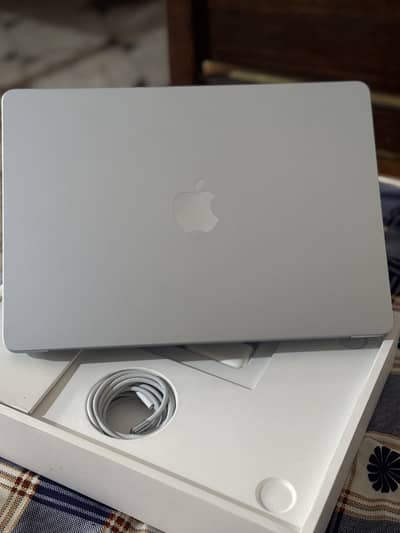 MacBook Air M4 13”16/1tb only 4cycles used with Apple care plus