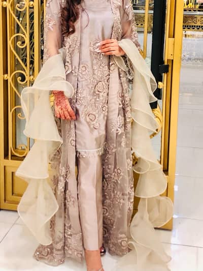 One time wore, condition 10/10 , small to medium sized, formal gown