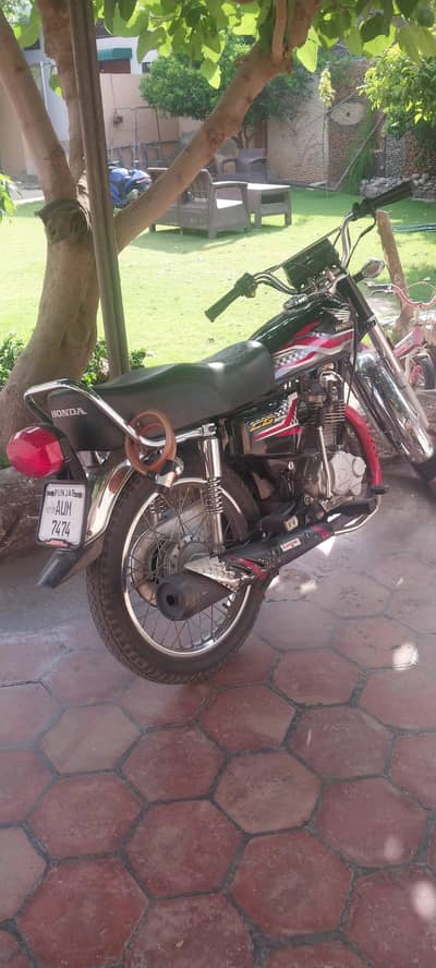 bike bilkul aschi hai engine bhi naya hai