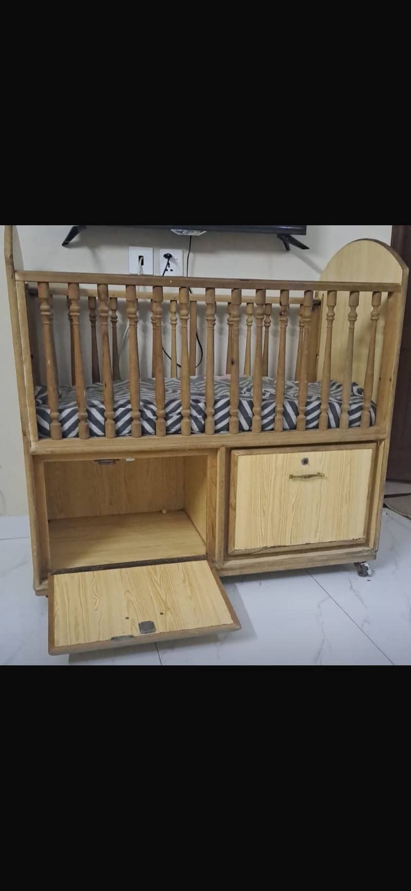 Boby cot solid wood 1