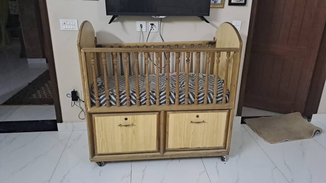 Boby cot solid wood 2