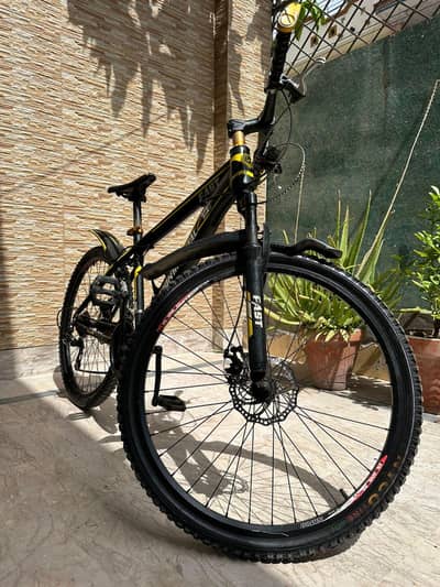 Black and yellow MTB cycle for sale