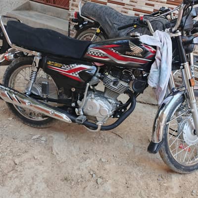 125 2024 KY 11 month ke nekh ly v hai applite bike hai bilkol new jise