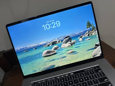 Macbook Pro 2019 16" (121 Battery Cycles)