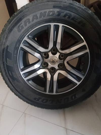 Toyota Fortuner original 17 inch rims and tyres for sale