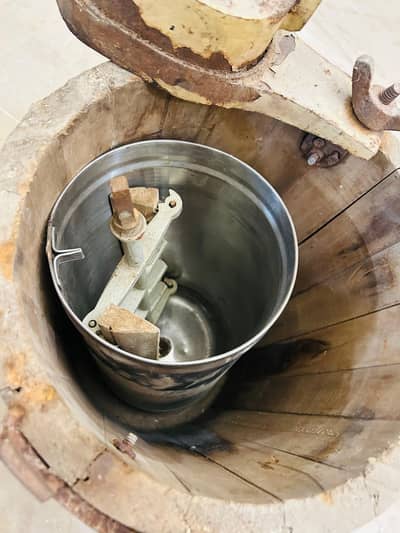 Manual Ice Cream Maker Machine (Working condition) Condition)