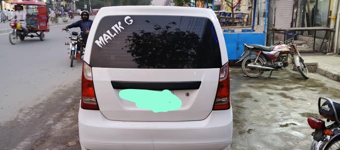 shesy auto khr wai ha locked bhi lag waya ha 4 tair bhi new ha