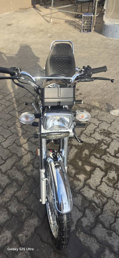 Honda 125 Self Black Gold 2025