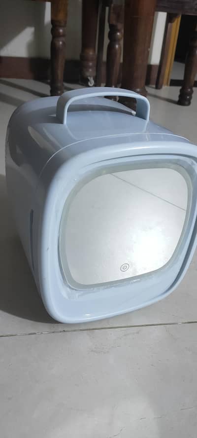 Small tiny beauty fridge,to keep make up