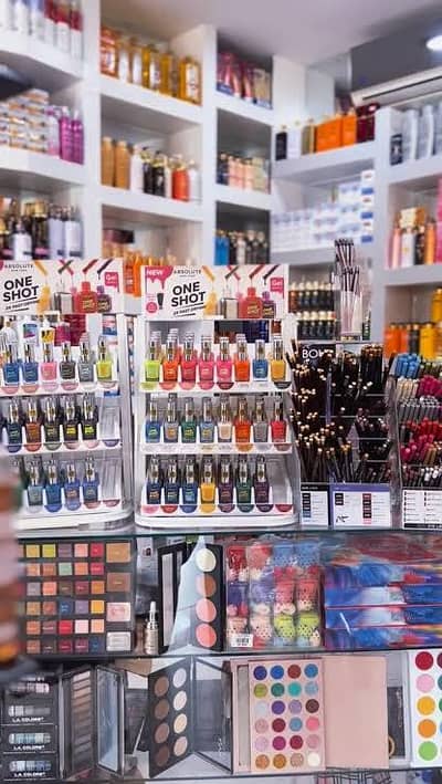 ladies staff required in cosmetics shop