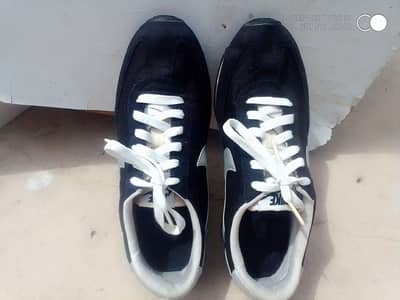 Nike girls sneakar for casuals uses