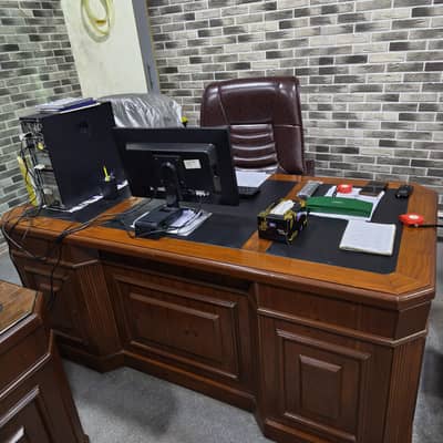 EXECUTIVE TABLE WITH CHAIR