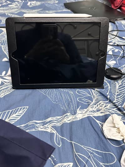 Ipad gen8 with box and pen