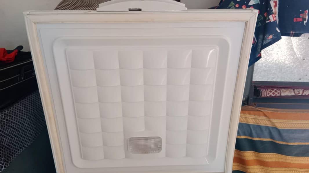 اسلم علیکم ویوز کمپنی کا فریزر .   ٹوٹل جینین  وارنٹی کارڈ گم ھے  رابط 7