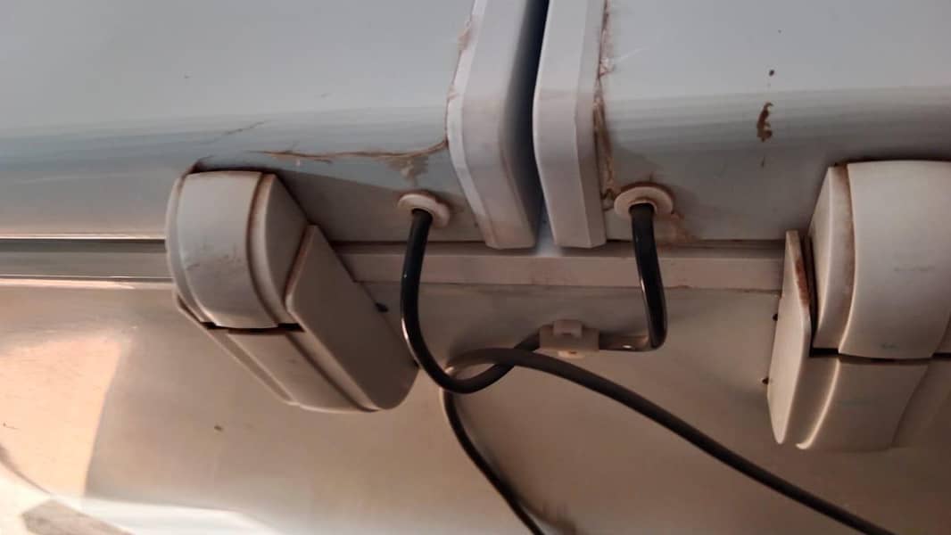 اسلم علیکم ویوز کمپنی کا فریزر .   ٹوٹل جینین  وارنٹی کارڈ گم ھے  رابط 8