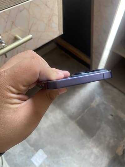 Iphone 15 pro max (c)(L)-o-n(e)