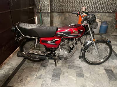 Honda 125 24 model. 10/10 geniun condition