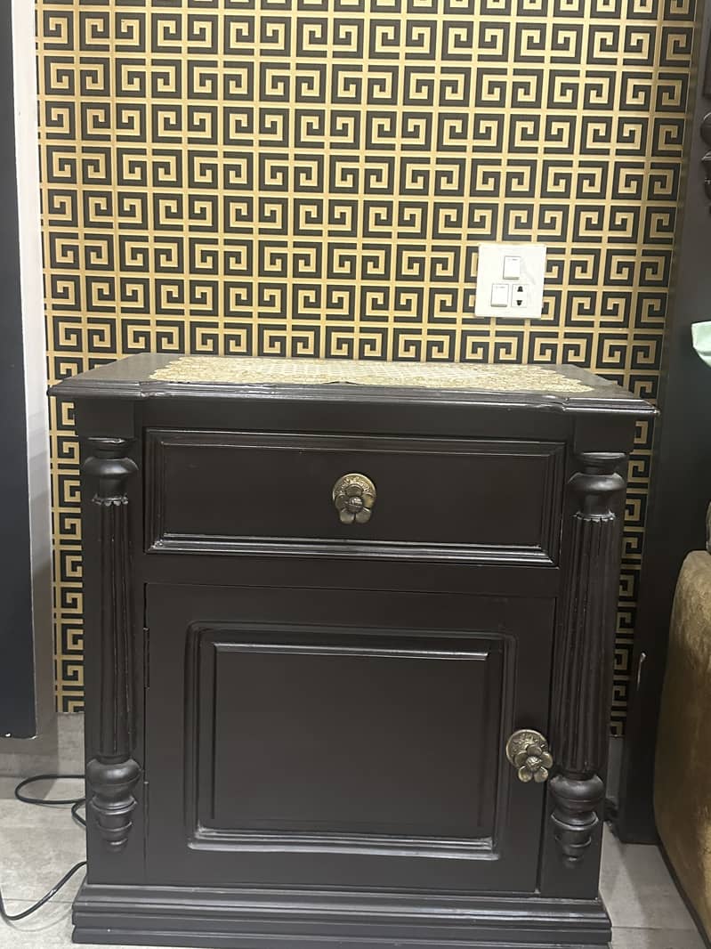 Bed sidetable and dressing table 2