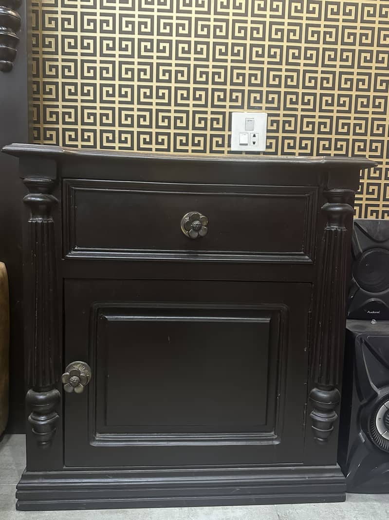 Bed sidetable and dressing table 3