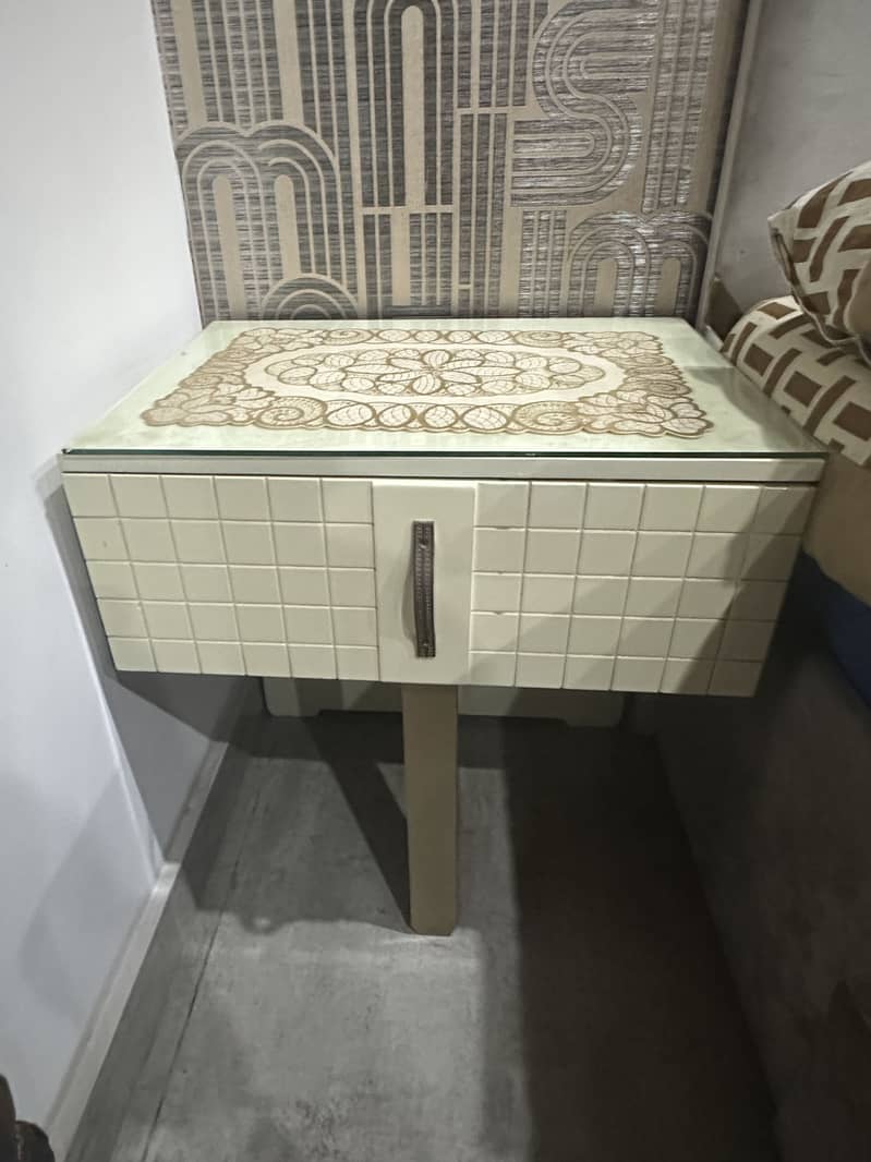 Bed sidetable and dressing table 7