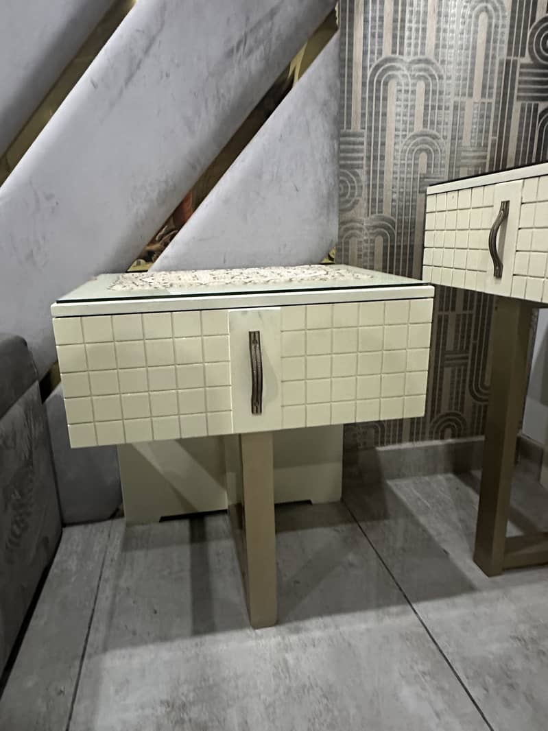 Bed sidetable and dressing table 8