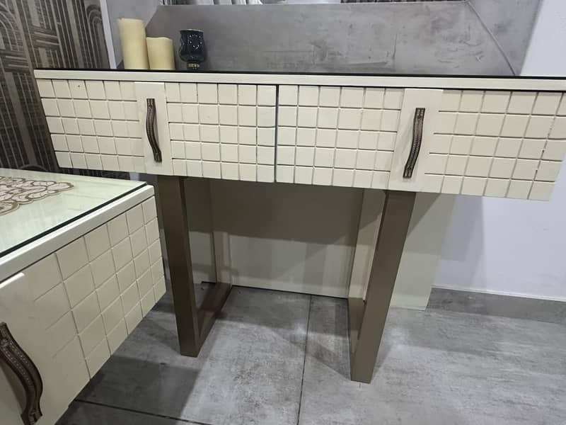 Bed sidetable and dressing table 9